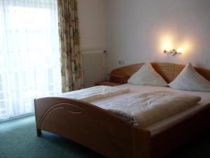 Ein Bett oder Betten in einem Zimmer der Unterkunft Pension Talblick in Wängle bei Reutte