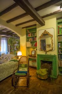 ボローニャにあるAppartamento Monicaのベッド1台、椅子、鏡が備わる客室です。