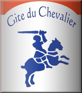 een logo van een vrouw die op een paard rijdt met de tekst geschenk du chevalier bij Le Gite du Chevalier in Loches