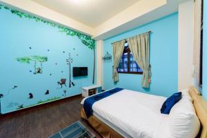 埔里にあるSeven Dwarfs Travel Stackのベッドと大きな窓のある寝室