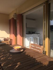 - une table en bois avec un bol en haut dans l'établissement Amazing Studio Cannes Center, à Cannes