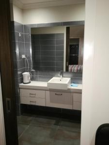 庫克角的住宿－幸運旅館，一间带水槽和镜子的浴室
