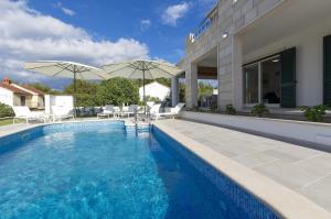 Hồ bơi trong/gần Family Villa Makarac , Perfect Getaway with Heated Pool