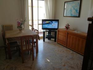 チェーリエ・メッサーピカにあるPapa Giovanni XXIII Apartmentのリビングルーム(テーブル、テレビ付)