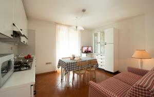 eine Küche und ein Esszimmer mit einem Tisch und Stühlen in der Unterkunft Residence Stefenine in Molveno