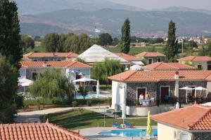 een uitzicht op een resort met een zwembad en gebouwen bij Kalloni village apartments in Skala Kallonis