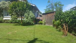 a yard with a fence and a house at Chambre Proche Dune du Pyla in Pyla-sur-Mer