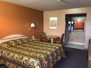 Ένα ή περισσότερα κρεβάτια σε δωμάτιο στο Regalodge Motel
