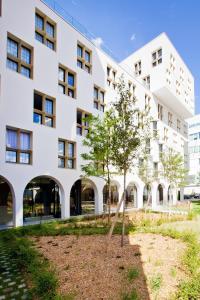 un arbre devant un bâtiment dans l'établissement Residhome Paris Gare de Lyon - Jacqueline de Romilly, à Paris