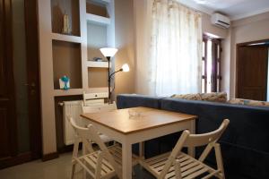 een woonkamer met een tafel en stoelen en een bank bij Bliss Residence - Aquamarine in Constanţa