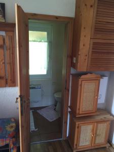 eine offene Tür zu einem Bad mit WC in der Unterkunft Haus Meere´s Stille in Zingst