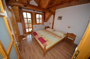 Un dormitorio con una cama grande en una habitación con techos de madera. en Castle house, en Balatonfüred