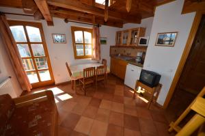 una cocina con mesa y una pequeña cocina con mesa en Castle house, en Balatonfüred