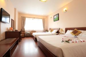 Postel nebo postele na pokoji v ubytování Ky Hoa Hotel Da Lat