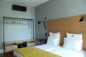 Una habitación de hotel con una cama y una ventana. en Porto Music Guest House, en Oporto