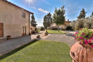 a courtyard of a house with a garden at Podere Le Rondini in Montespertoli