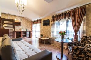 - un salon avec un canapé et une table dans l'établissement Perła Karkonoszy SPA, à Karpacz