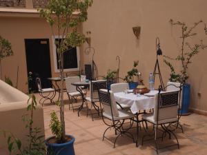 Restoran või mõni muu söögikoht majutusasutuses Riad Ciel d'Orient