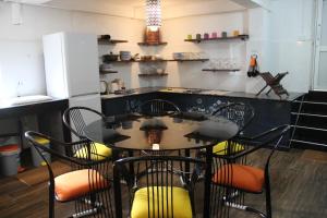 cocina con mesa y sillas en Kandy Stonehouse APARTMENT, en Kandy