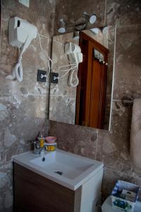 y baño con lavabo y espejo. en Casa Rural Collarubio en Collado Mediano
