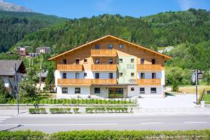 um edifício ao lado de uma estrada em Ostello Alpino em Bormio