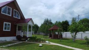 una casa con cenador en un patio en Hunter Village, en Uglich