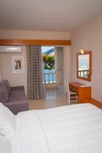 Postel nebo postele na pokoji v ubytování Antikyra Beach Hotel + 37 fotografií