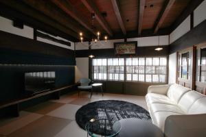 函館市にある函館クラシックホテルズのリビングルーム(白いソファ、テレビ付)