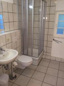 Phòng tắm tại Hotel und Appartements Jägerhof Rügen