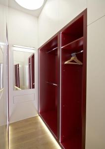 プラハにあるLuxury Apartment in the heart of Pragueの赤いドアと鏡付きのウォークインクローゼット