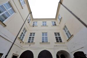 プラハにあるLuxury Apartment in the heart of Pragueの窓がたくさんある建物