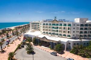 哈馬馬特的住宿－艾爾毛拉第哈馬馬特酒店，海滩上酒店空中景色