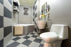 埔里にあるSeven Dwarfs Travel Stackのトイレと洗面台のあるバスルーム +66枚の写真