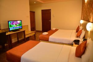 TV a/nebo společenská místnost v ubytování Goa Woodlands Hotel + 13 fotografií