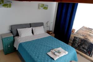 Postel nebo postele na pokoji v ubytování Kalamata Suites