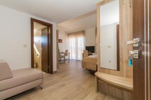 una habitación de hotel con una cama y un espejo en Villa Astoria, en Biograd na Moru