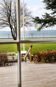 uma vista para o oceano a partir de uma janela em Hotel Residens Møen em Stege