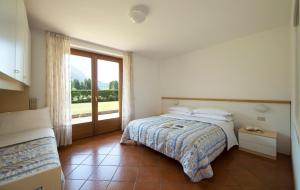 ein Hotelzimmer mit einem Bett und einem Fenster in der Unterkunft Residence Stefenine in Molveno