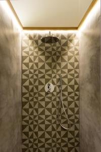 カターニアにあるVico Santa Filomenaのタイル張りの壁のバスルーム(シャワー付)