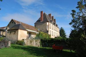 ein großes Haus in einem Hof neben einem Hof sidx sidx in der Unterkunft Château de Briailles - Chambre d'hôtes in Saint-Pourçain-sur-Sioule