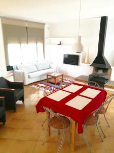 ロザスにあるCasa Lorcaのリビングルーム(赤いテーブルクロス付きのテーブル付)