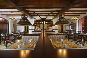 
a dining room filled with tables and chairs at Los Sueños Marriott Ocean & Golf Resort in Jacó
