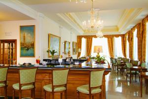 Hotel La Residence & Idrokinesis tesisinde bir restoran veya yemek mekanı