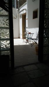 ein Zimmer mit Tischen und Stühlen in einem Gebäude in der Unterkunft Alla corte della suocera in Bari