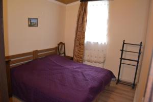 Rúm í herbergi á RiverSide Hostel Borjomi