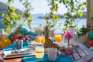 - une table avec un petit-déjeuner composé de jus de fruits et de fruits dans l'établissement Nono Frano, à Prožura