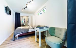 - une chambre avec un lit, un bureau et une chaise dans l'établissement Babie Lato, à Karpacz