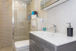 a bathroom with a sink and a toilet and a shower at Nono Frano in Prožura