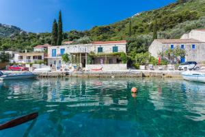 a view of the water in a village at Nono Frano in Prožura
