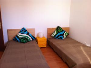 ナザレにあるAvó das Bolachas - Home Shantiのベッド2台(枕付)が備わる客室です。